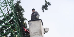 Новогодний городок разбирают в Барнауле, январь 2026.  