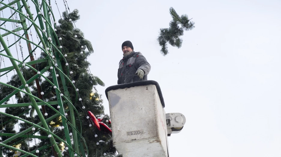 Новогодний городок разбирают в Барнауле, январь 2026.  