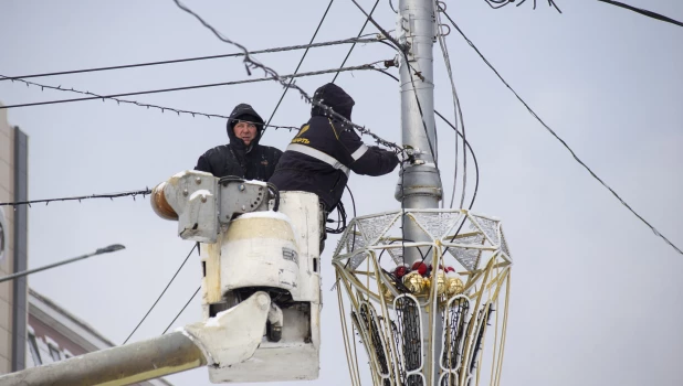Новогодний городок разбирают в Барнауле, январь 2026.  