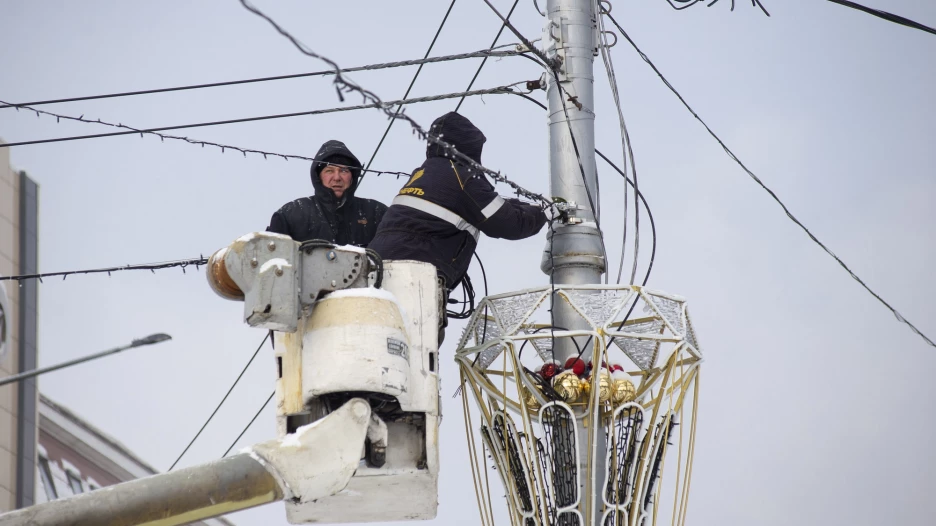 Новогодний городок разбирают в Барнауле, январь 2026.  