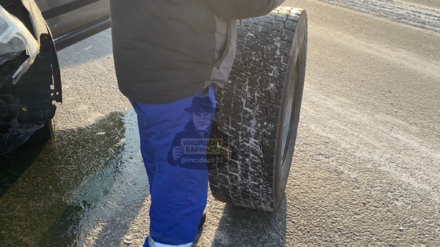 От КАМАЗа отлетело колесо.