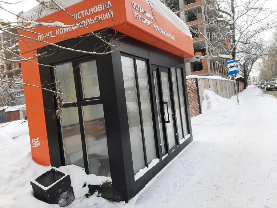 Остановка на углу проспекта Комсомольского и улицы Сизова.