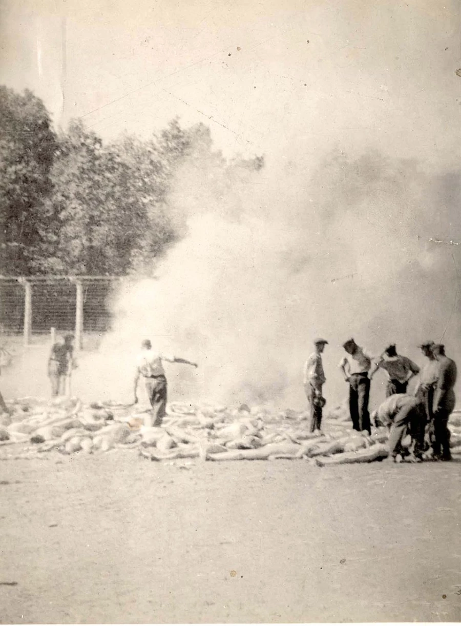 Члены зондеркоманды сжигают тела убитых газом заключенных. Освенцим, август 1944 года.