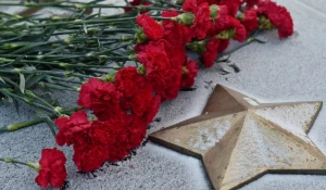 В Барнауле в День полного снятия блокады Ленинграда возложили цветы к Мемориалу Славы.