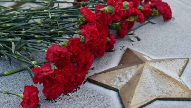 В Барнауле в День полного снятия блокады Ленинграда возложили цветы к Мемориалу Славы.