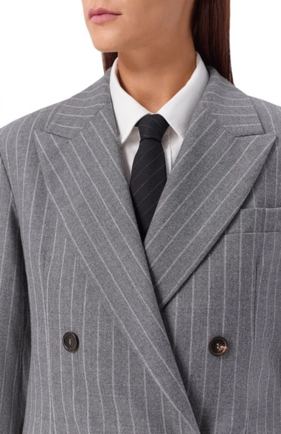 Черный галстук в диагональную меловую полоску, 36 750 рублей.