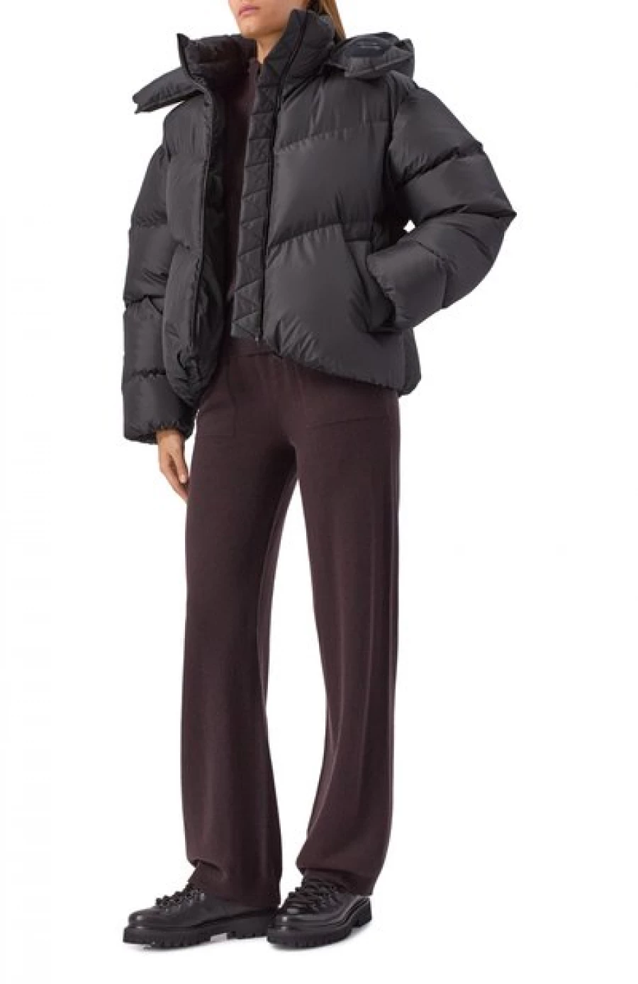 Укороченный пуховик, 146 000 рублей. 