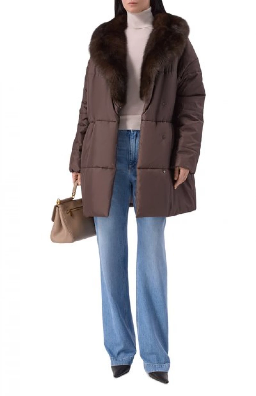 Пуховик с отделкой из соболя, 1 075 000 рублей. 