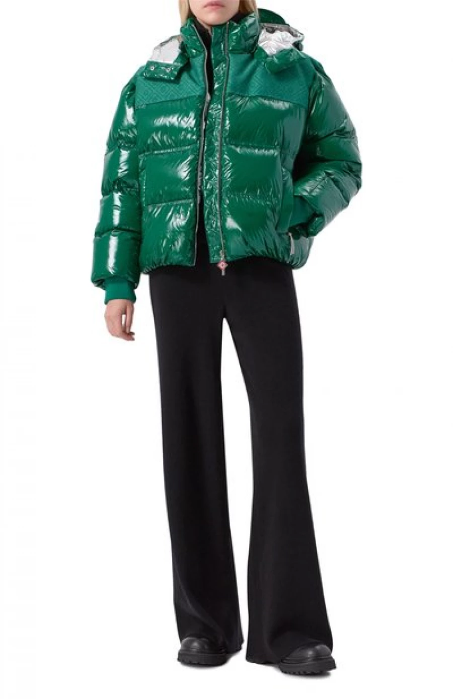 Зеленый пуховик с глянцевым блеском, 155 000 рублей. 