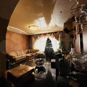 В Барнауле продают четырехкомнатную квартиру.