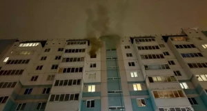 В Барнауле из-за пожара чуть не сгорела вся многоэтажка.