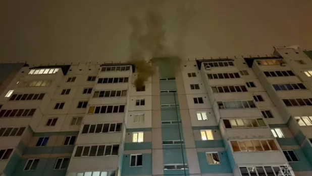 В Барнауле из-за пожара чуть не сгорела вся многоэтажка.