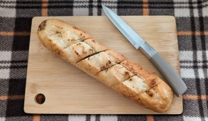 Хлеб. Батон. Чесночный хлеб