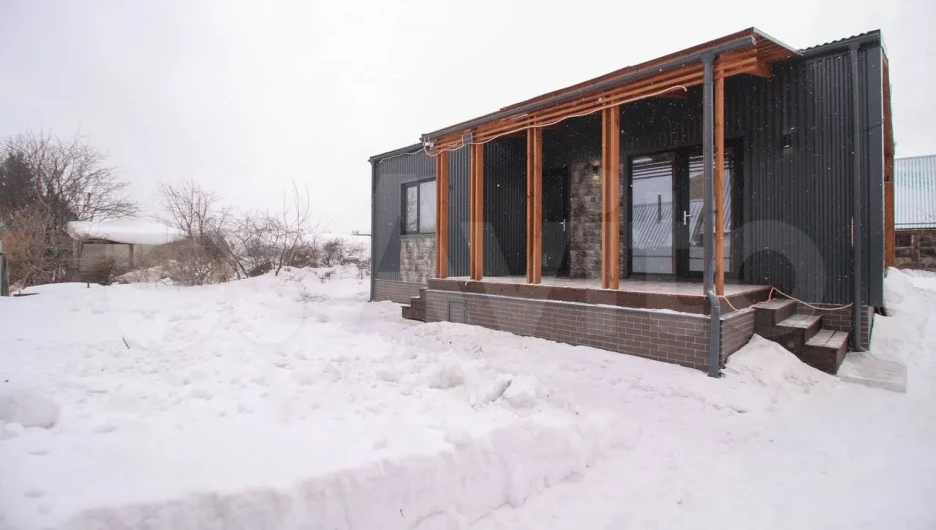 Современный дом в Индустриальном районе Барнаула. 