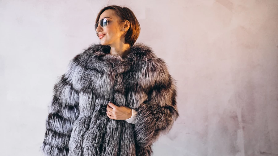 Шуба из искусственного меха.