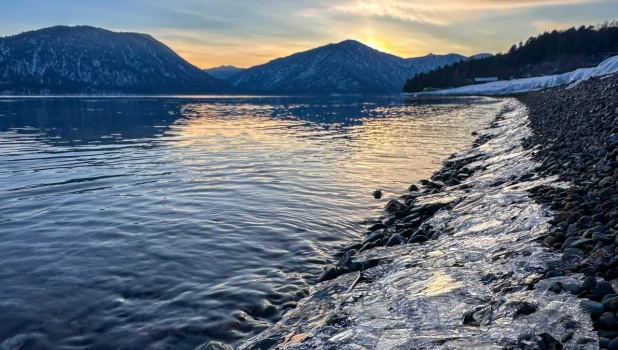 Лед на Телецком озере.