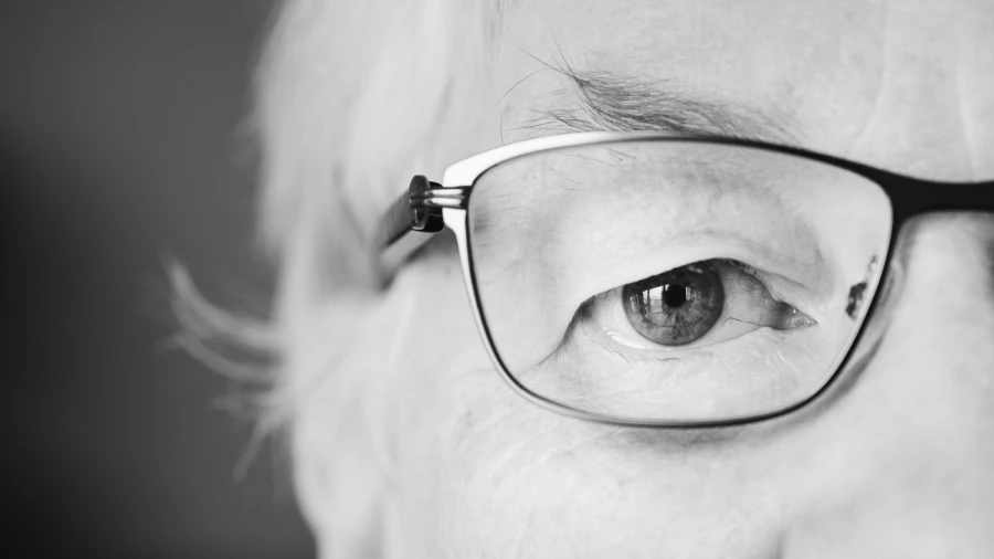 Глаз пожилого человека. Очки.
