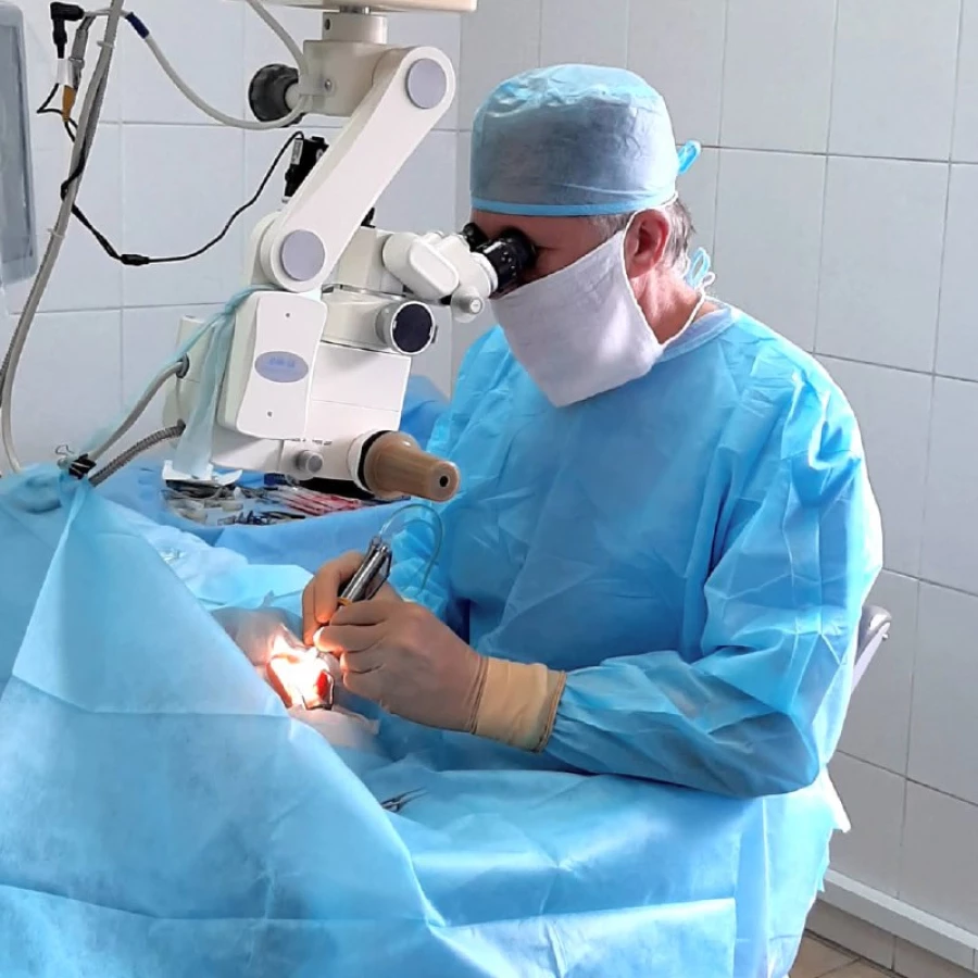 Дружинин И.Б. в операционной.