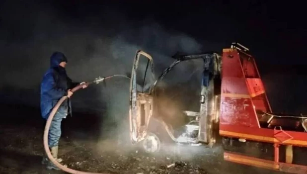 В алтайском селе сгорел эвакуатор