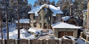 Большой элитный коттедж «на века» продают в Барнауле.