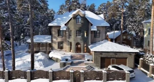 Большой элитный коттедж «на века» продают в Барнауле.