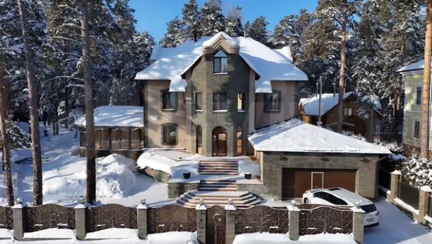 Большой элитный коттедж «на века» продают в Барнауле.