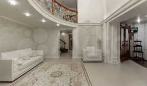 Огромный белоснежный коттедж с банным комплексом продают за 37,5 млн рублей.