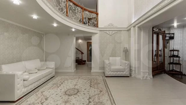 Огромный белоснежный коттедж с банным комплексом продают за 37,5 млн рублей.