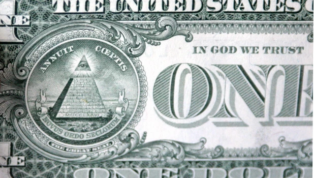 Один доллар. 