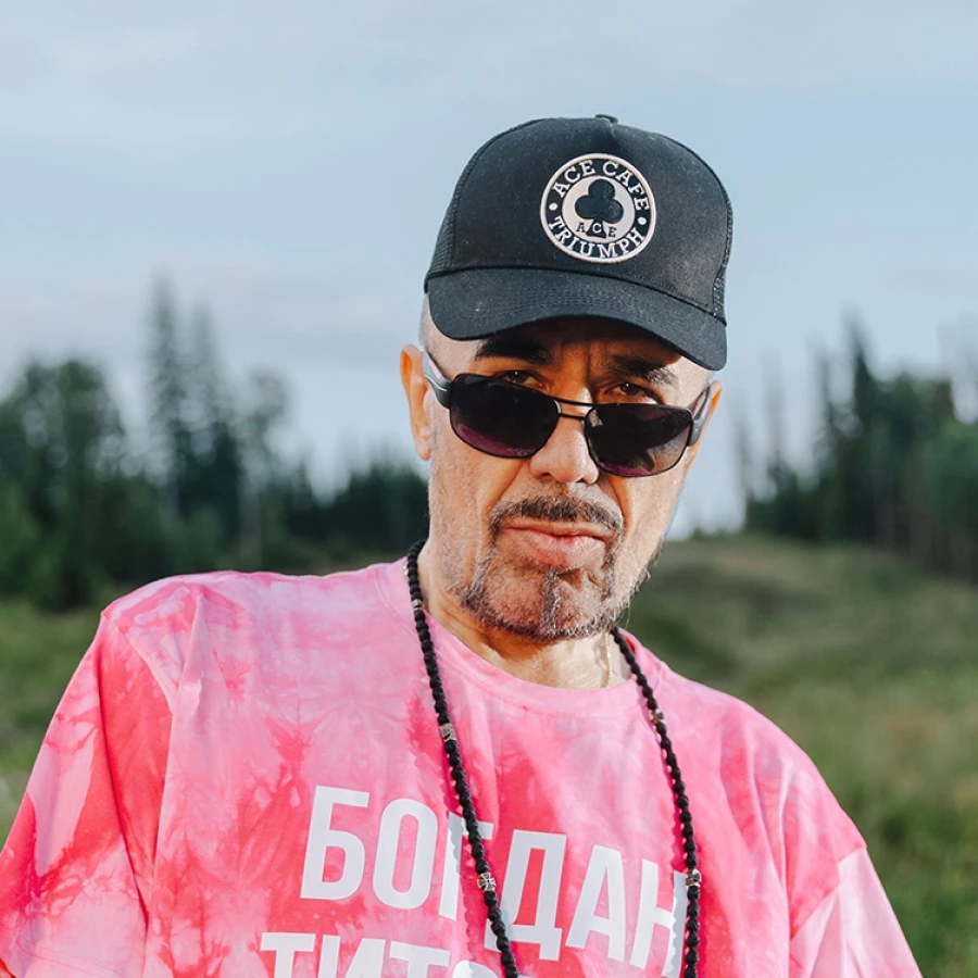 Богдан Титомир, певец, 58 лет. Богдан начал карьеру музыканта, делая аранжировки для группы «Ласковый май» и играя на ударных у Дмитрия Маликова. Богдан – бывший участник дуэта «Кар-Мэн». «Делай как я» – песня, с которой началась популярность Титомира, именно она стала его визитной карточкой.