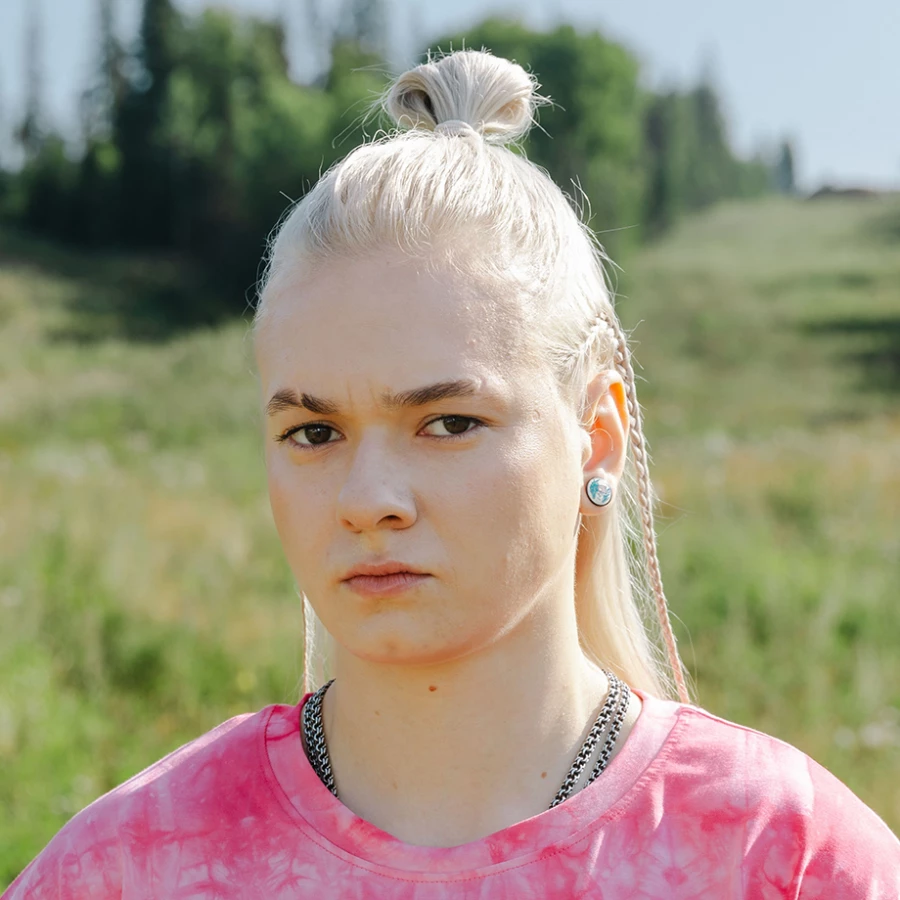 Кира Медведева, победительница «Пацанок», 26 лет. В детстве Кира столкнулась с нелюбовью матери, в молодости вела разгульный образ жизни: своей непростой историей она поделилась на проекте «Новые пацанки». Благодаря участию в реалити девушка смогла побороть вредные привычки и начать новую жизнь. Сейчас Кира пробует себя в кино, в её фильмографии уже четыре проекта.