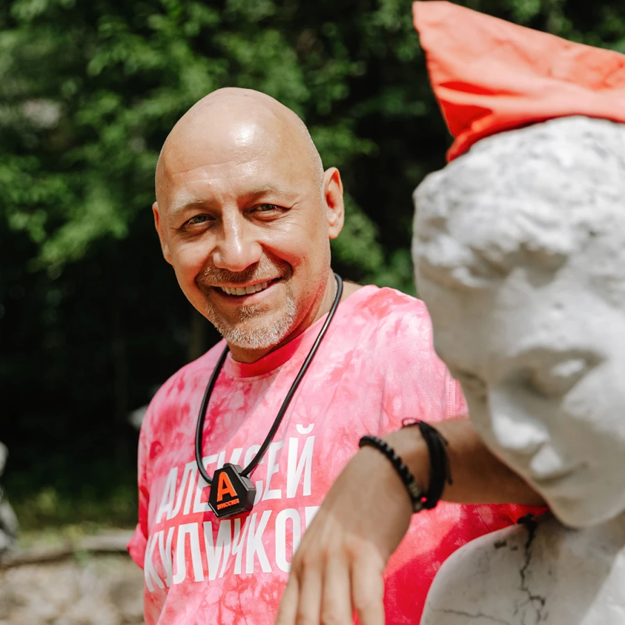 Алексей Куличков, телеведущий, 49 лет. Алексей наиболее известен как ведущий культовой программы «Такси». «Выживалити» – первый проект, в котором Алексей оказался по ту сторону реалити и стал участником, а не ведущим.