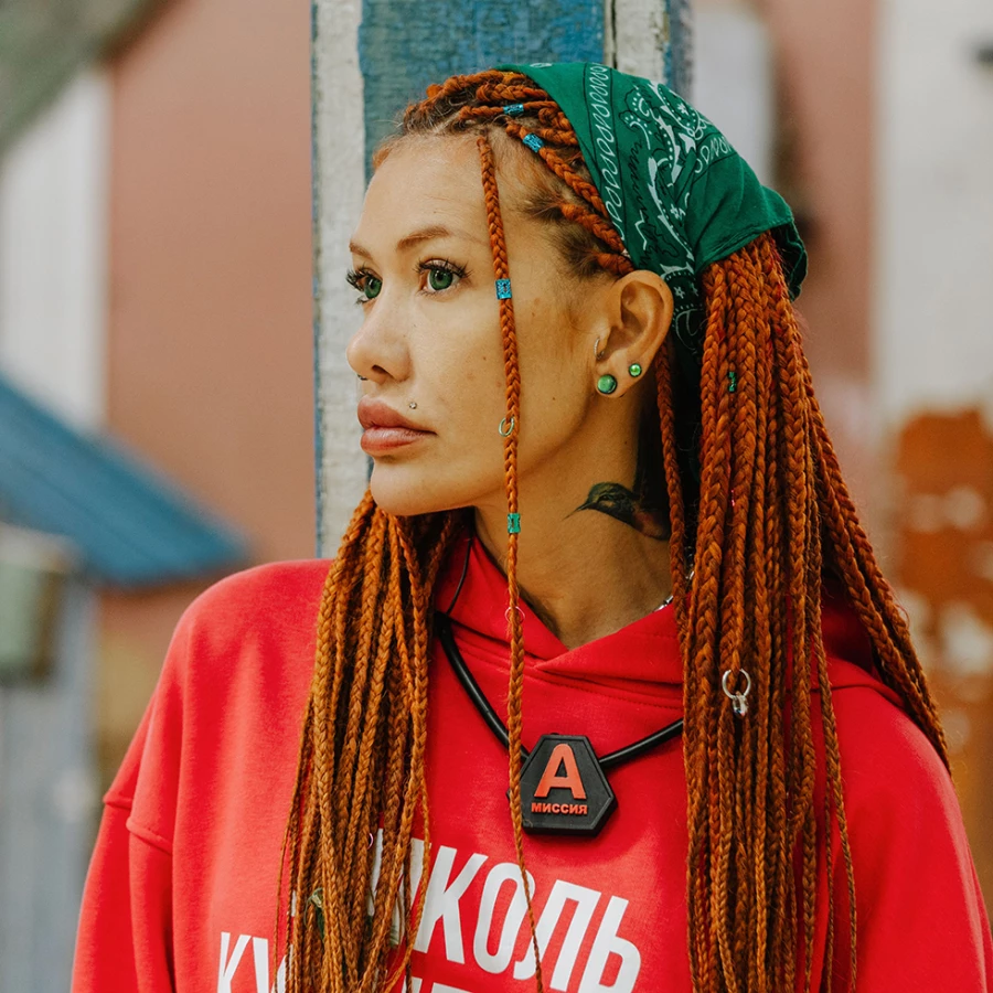 Николь Кузнецова, экстрасенс, 40 лет. Николь – финалист «Битвы экстрасенсов». У девушки есть проблемы со здоровьем, она перенесла 324 операции на дыхательных путях, но, несмотря на это, Николь приехала на «Выживалити», чтобы преодолеть себя.