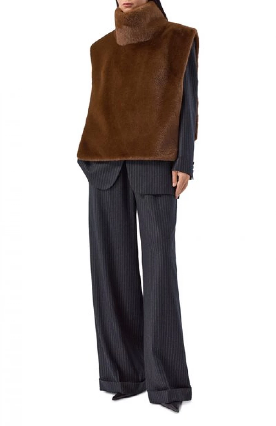 Жилет-манишка из экомеха, 35 000 рублей.