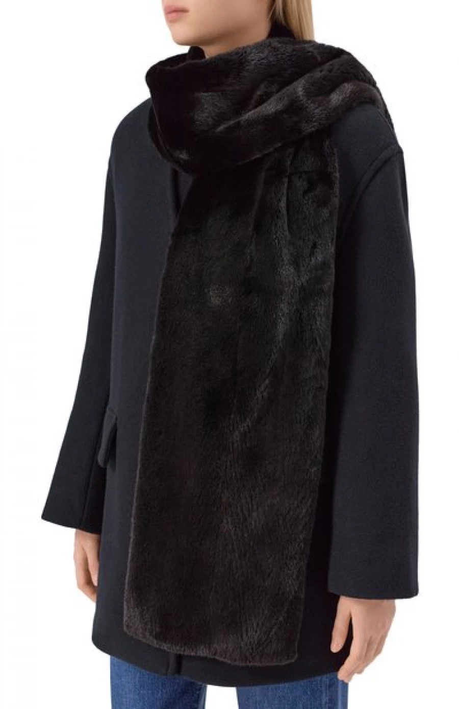 Меховой шарф из норки, 484 000 рублей.