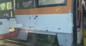 В центре Барнаула столкнулись автобус и трамвай.