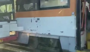 В центре Барнаула столкнулись автобус и трамвай.