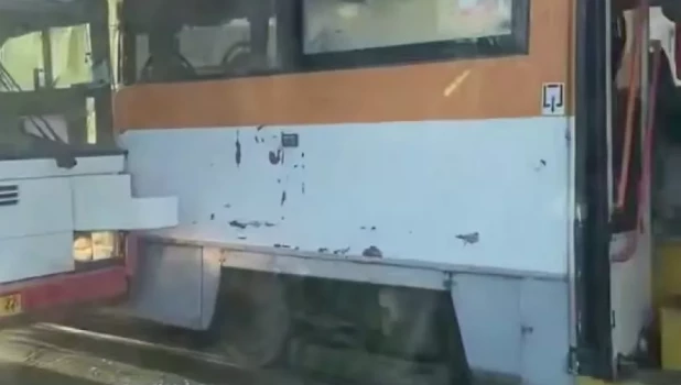 В центре Барнаула столкнулись автобус и трамвай.