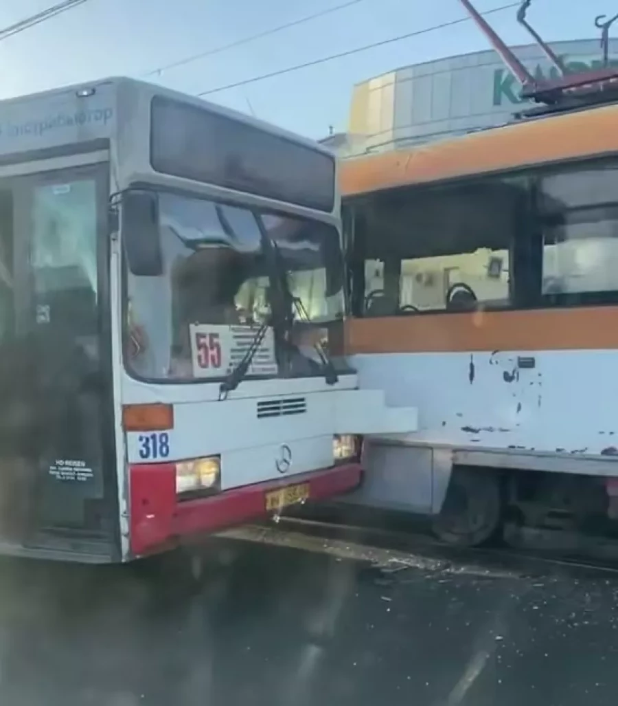 В центре Барнаула столкнулись автобус и трамвай.
