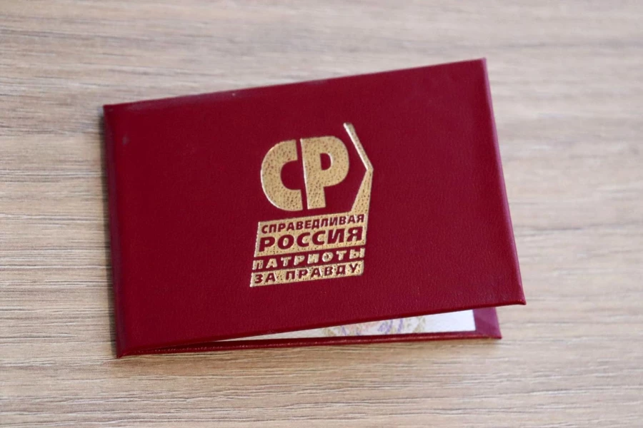 Александр Терентьев вручил партийный билет новому активисту Константину Ершову.