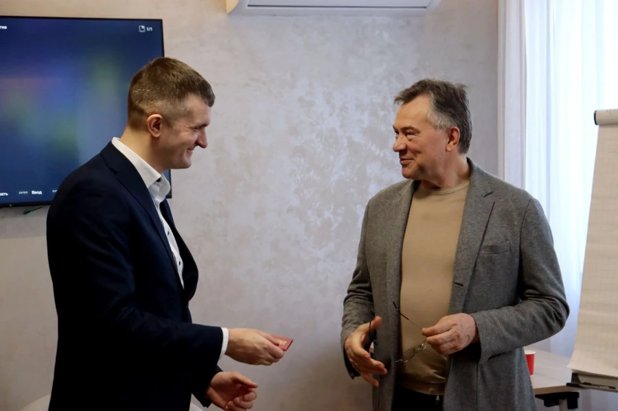 Александр Терентьев вручил партийный билет новому активисту Константину Ершову.