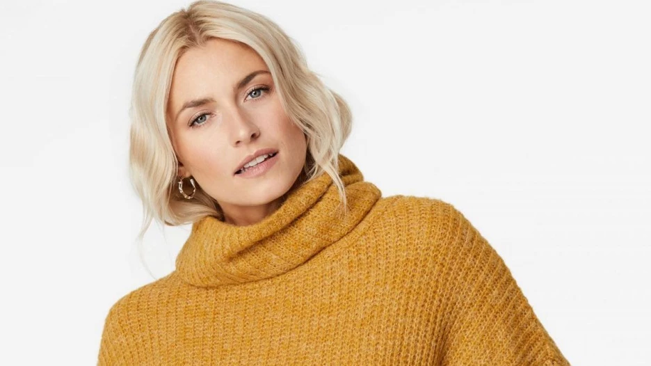 Женщина в свитере.