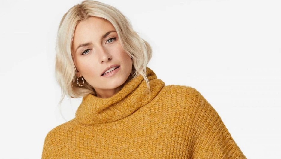 Женщина в свитере.