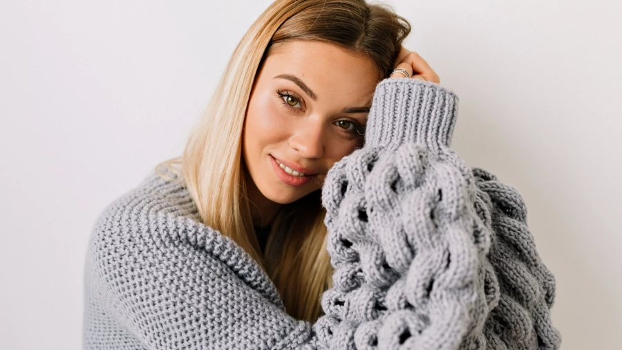 Женщина в свитере.