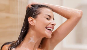 Девушка под душем.