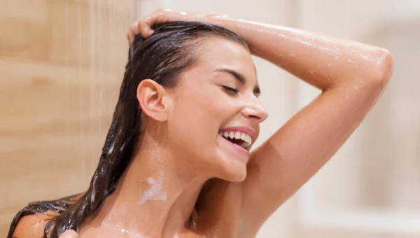 Девушка под душем.