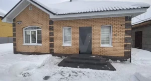 Компактный домик с картой мира продается в Барнауле.