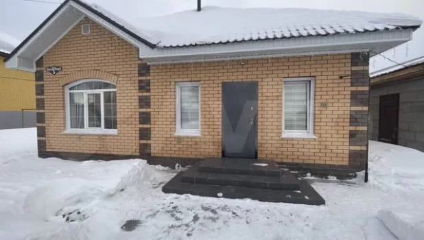 Компактный домик с картой мира продается в Барнауле.