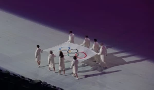 Вынос олимпийского флага. 