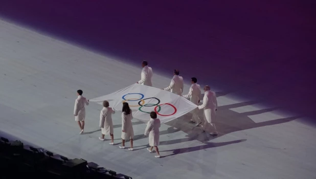 Вынос олимпийского флага. 